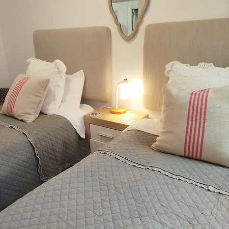 Impressive With 3 Bedrooms Metres From The Lejlighed